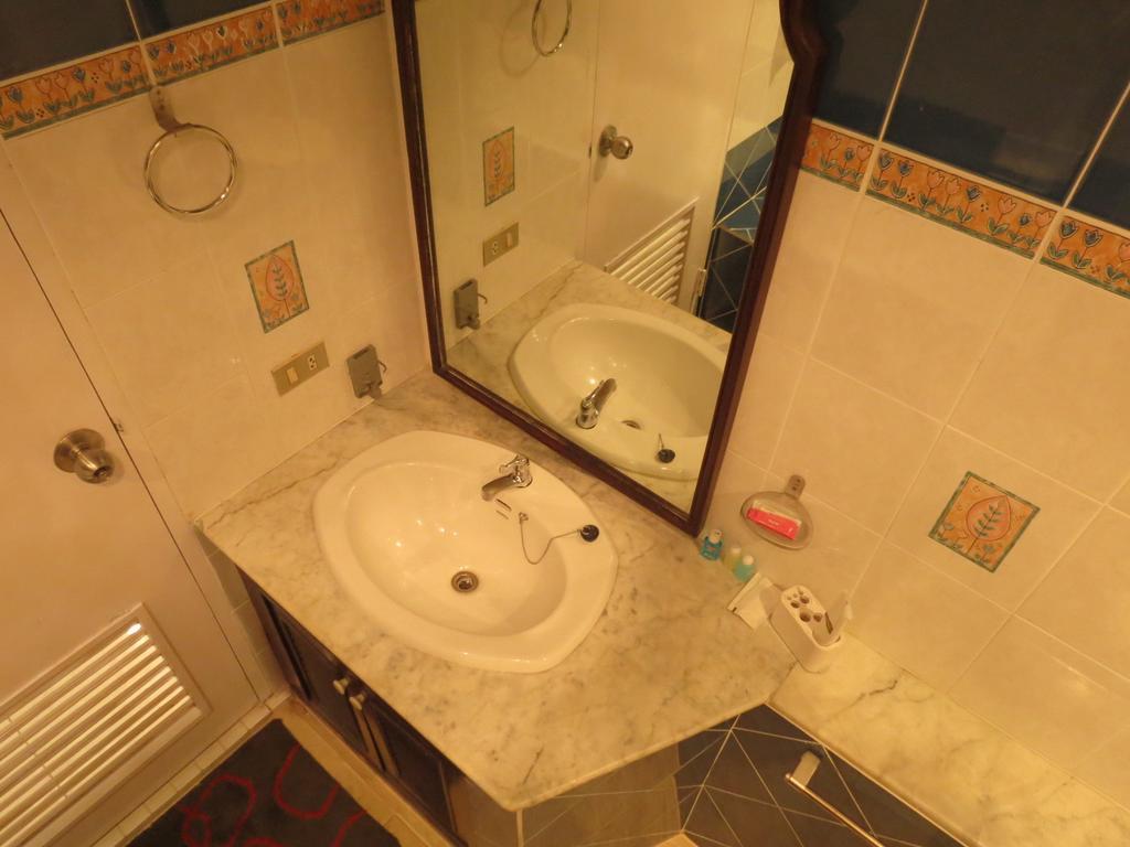 Jomtien Plaza Suite Apartments Pokoj fotografie